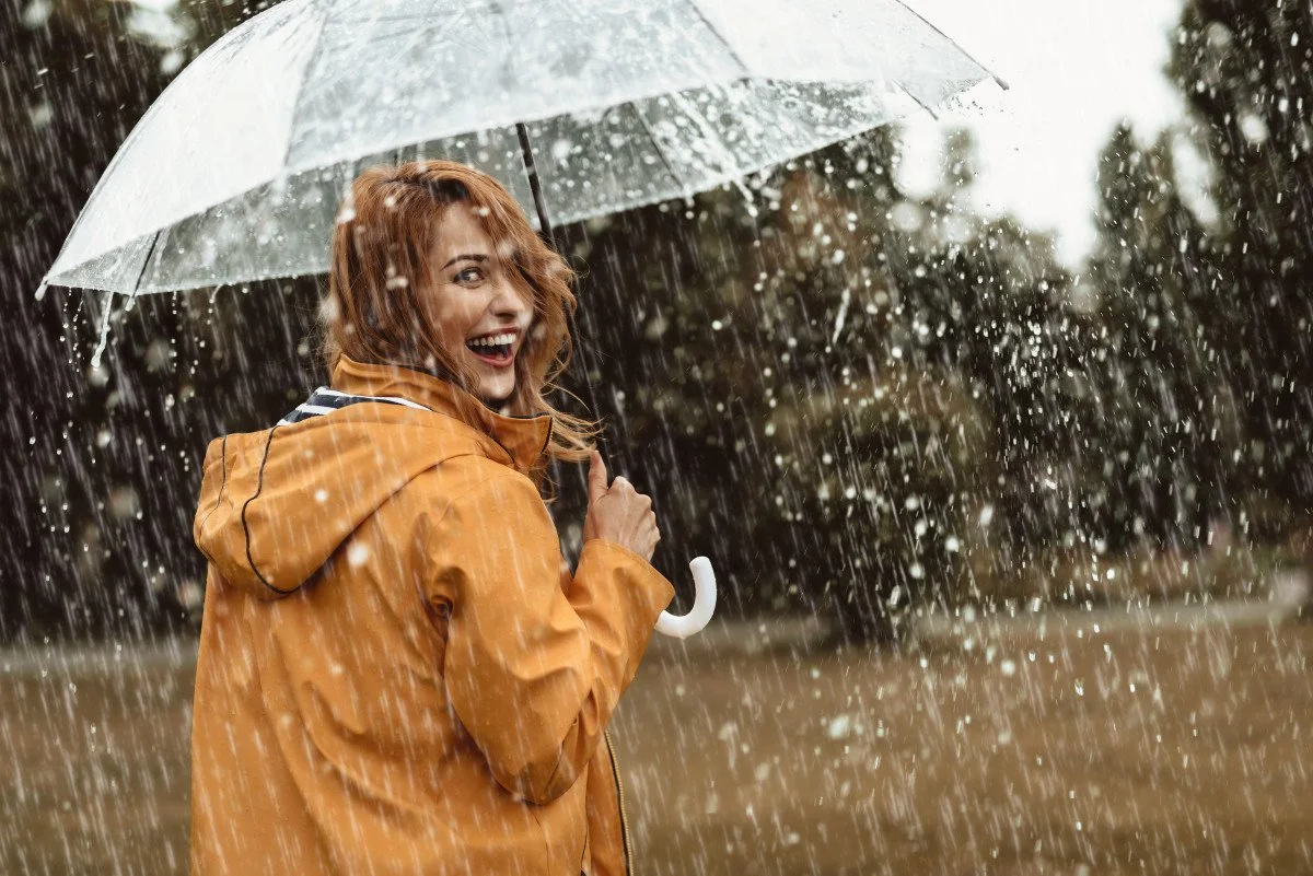 Pessoa usando vestimenta impermeável durante chuva intensa