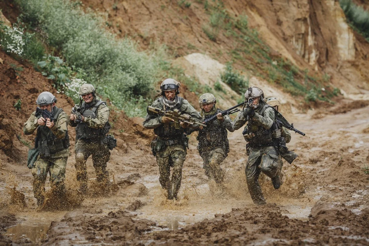 Militares em operação sob chuva e lama, aplicação de vestimentas técnicas impermeáveis e respiráveis
