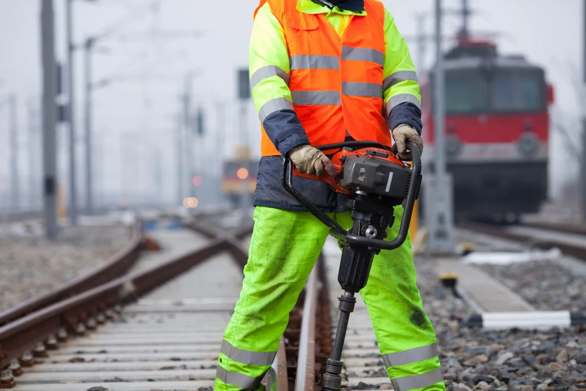 Trabalhador ferroviário usando vestimenta de alta visibilidade