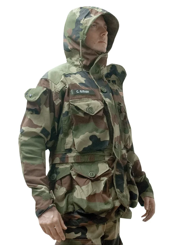 Vestimenta militar laminada para proteção contra intempéries